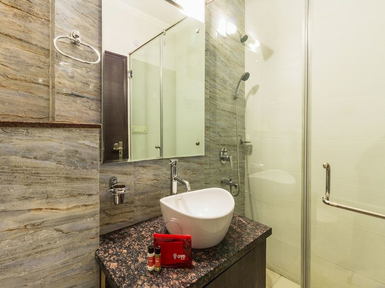 Hotel Oyo 6796 Retreat Suites Inn