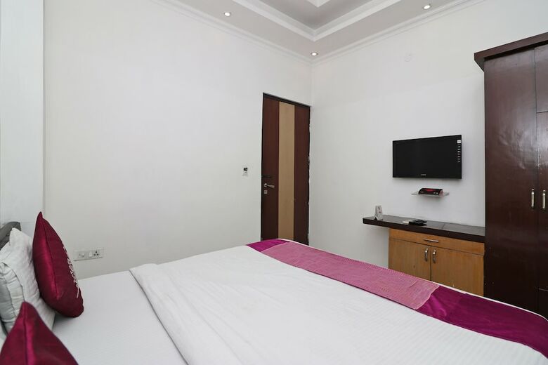 Oyo 8349 Hotel Crown Palace