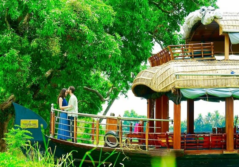Mass Holidays Houseboat