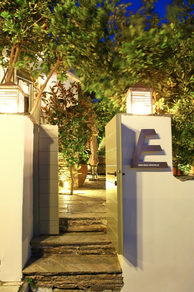 Tinos E Houses