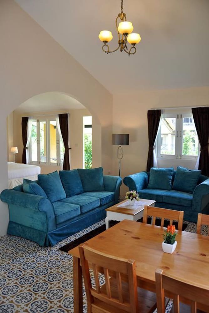 Hotel Palazzo Pavone Gallery & Resort