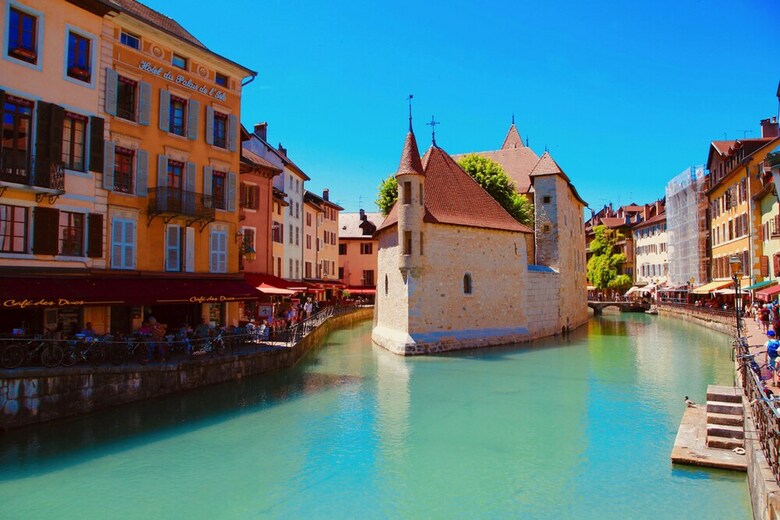 Annecy Elegant Downtown Lakeview Apartment