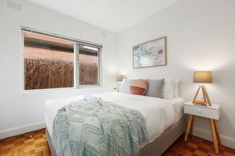 Balcony Retreat Apartment By Ready Set Host