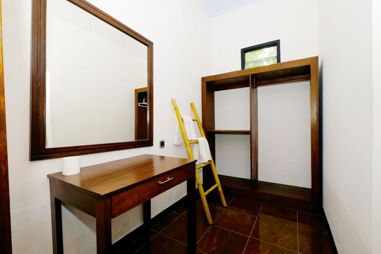 Oyo 1835 Surya Mandalika Hotel