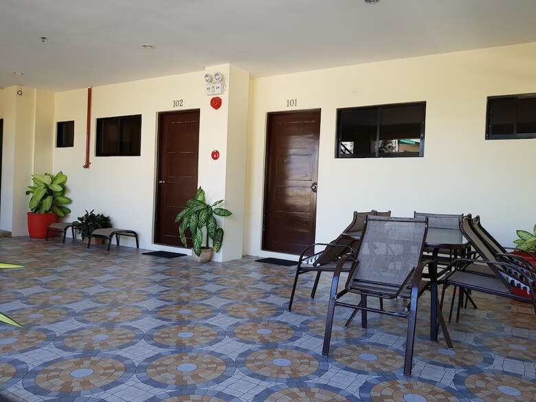 Hotel Spacious Private Apartment At Laorenza Residences