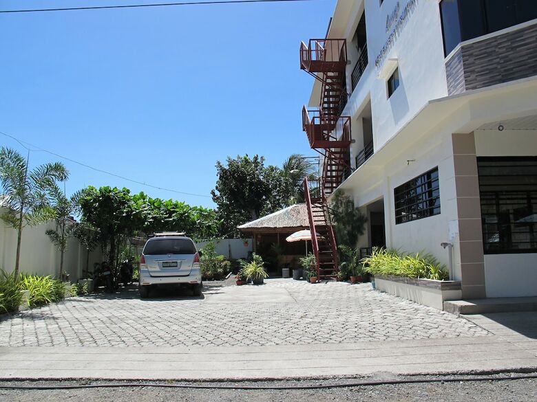 Hotel Spacious Private Apartment At Laorenza Residences
