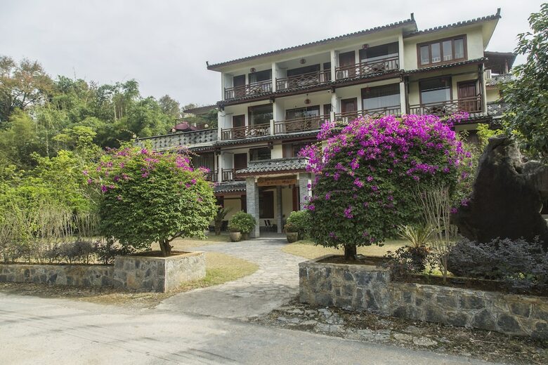 Hotel Snow Lion Riverside Resort