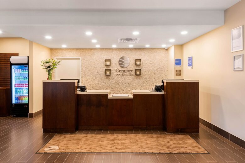 Hotel Comfort Inn & Suites