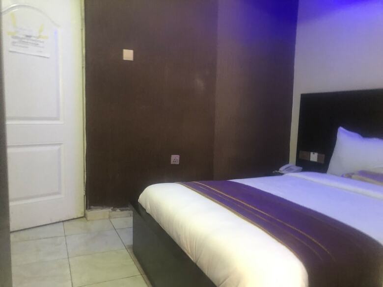 De-golden Quest Hotel