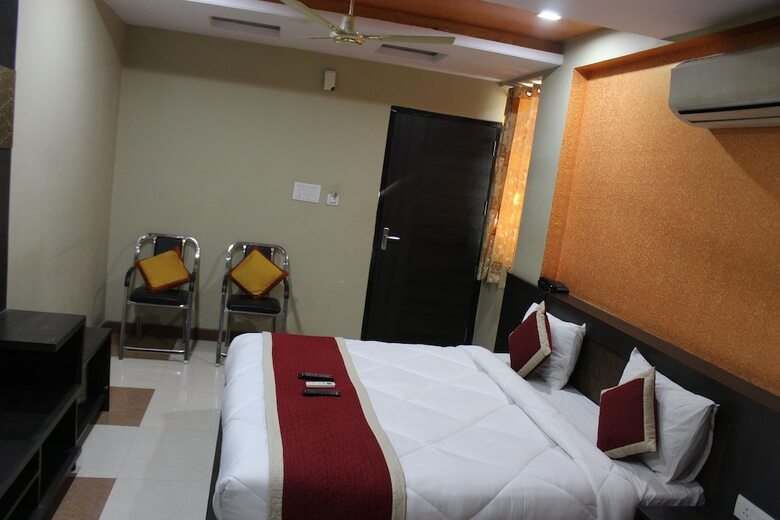 Oyo 10328 Hotel Sanjay Palace
