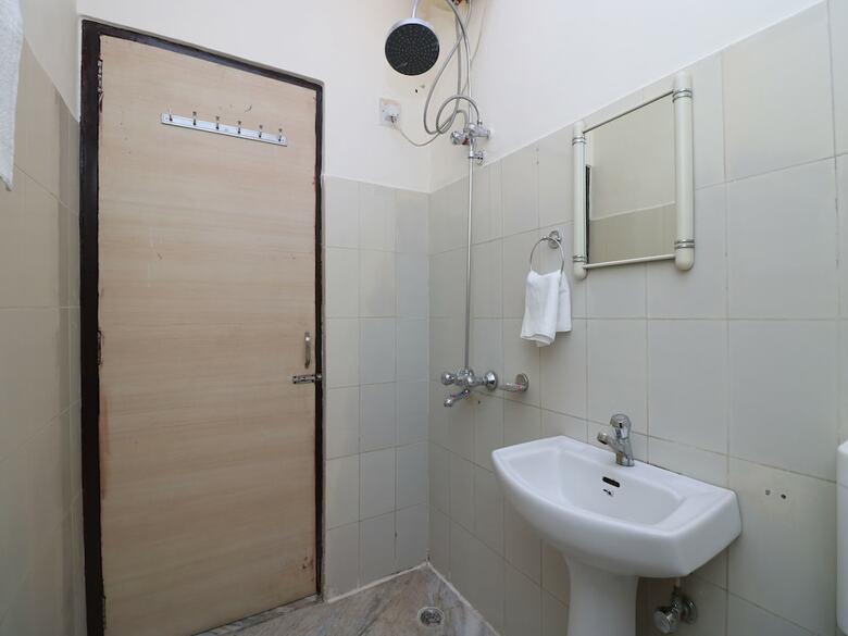Oyo 9929 Hotel Dhruv