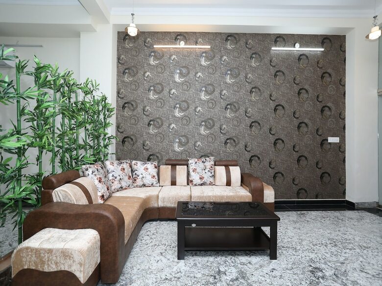 Oyo 10317 Hotel Mock Orange