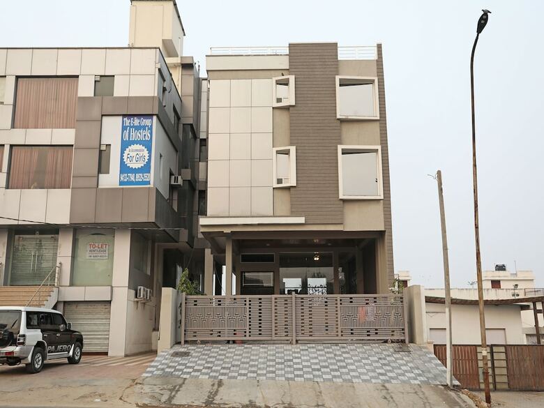 Oyo 10317 Hotel Mock Orange