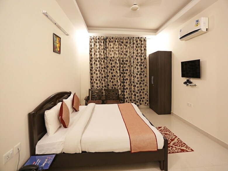 Hotel Oyo 6226 Mascot Neo