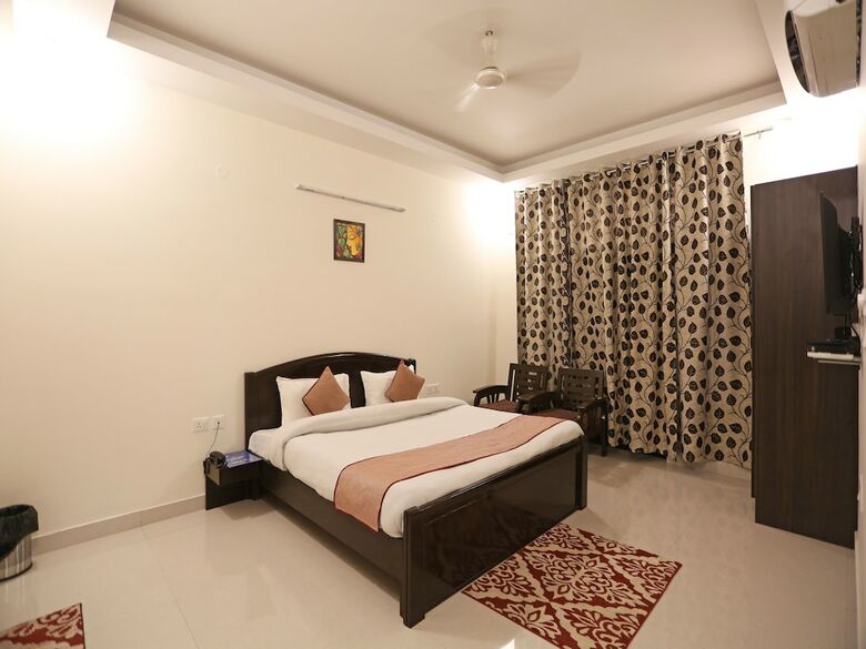Hotel Oyo 6226 Mascot Neo