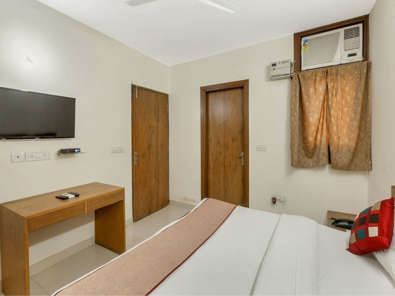 Hotel Oyo 9071 Mascot Residency