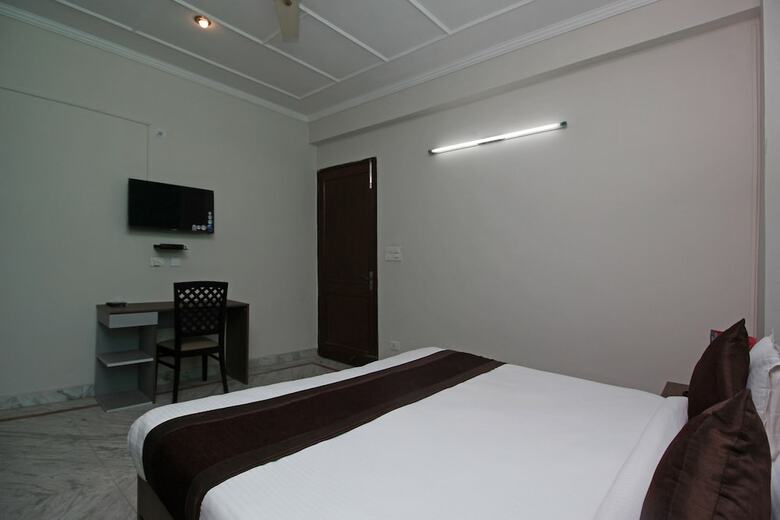 Hotel Oyo 9075 Petals Inn
