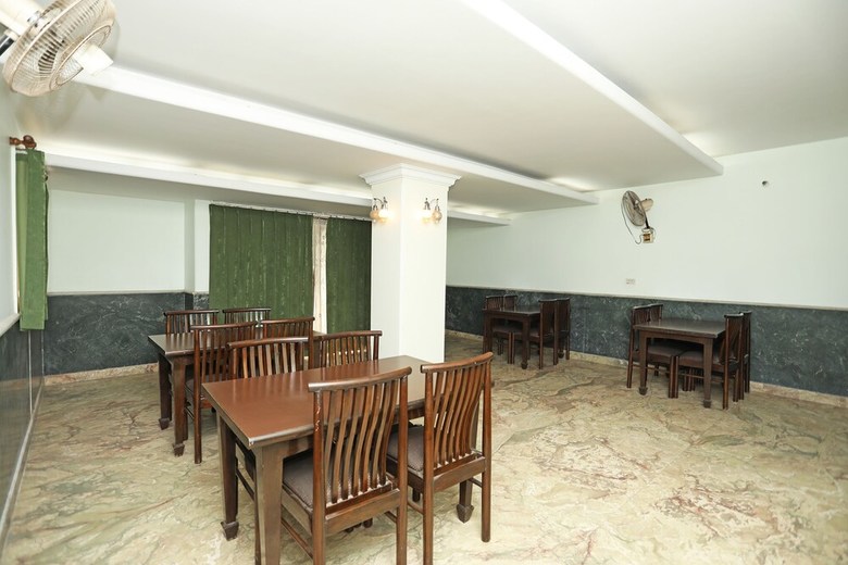 Oyo 9948 Hotel Apple Pie
