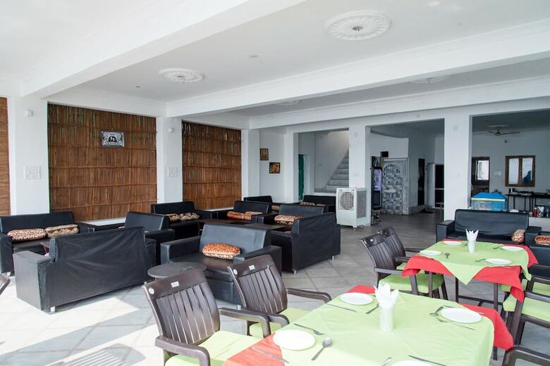 Oyo 10704 Hotel Lake Haveli