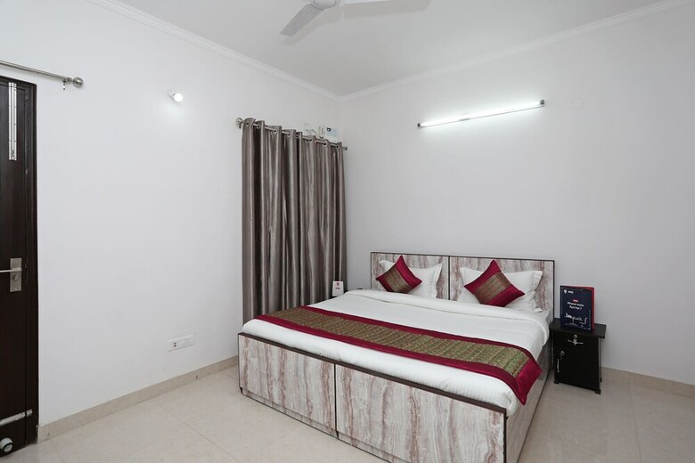 Oyo 11383 Hotel Go Rooms