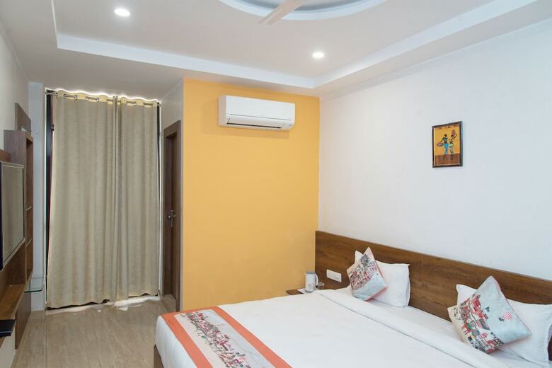 Oyo 10893 Hotel Divine Inn