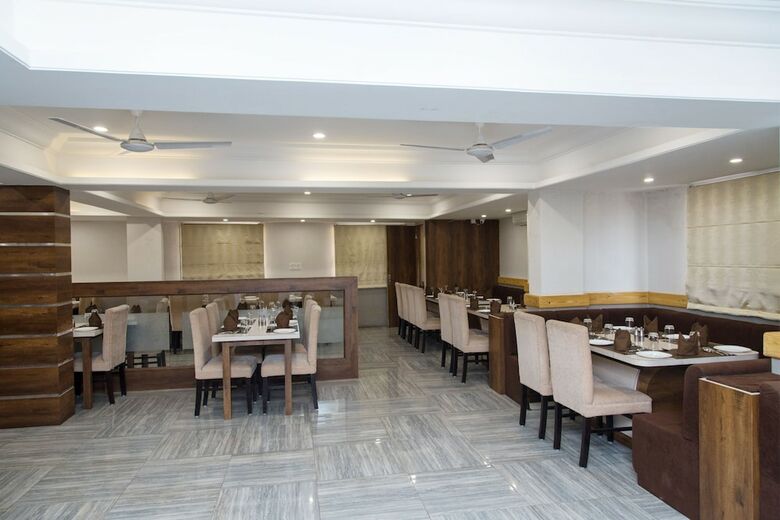 Oyo 10893 Hotel Divine Inn