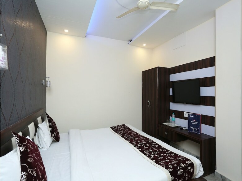 Oyo 11540 Hotel Royal Inn