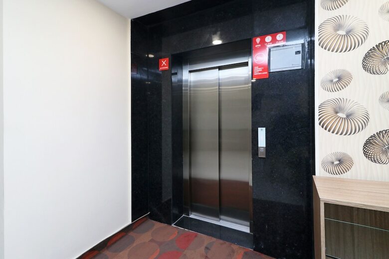 Hotel Oyo 11611 Royal Palace Inn