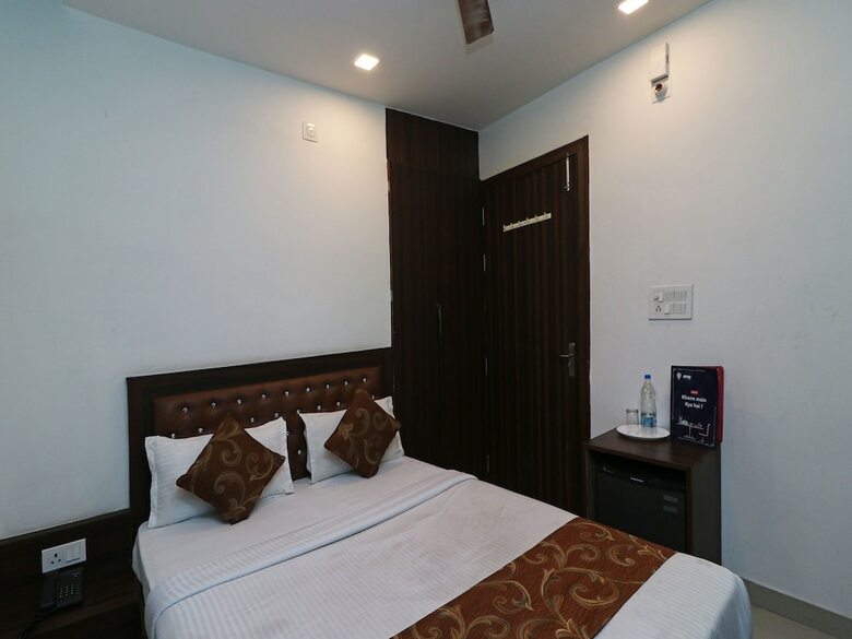 Hotel Oyo 11648 Cp Residency