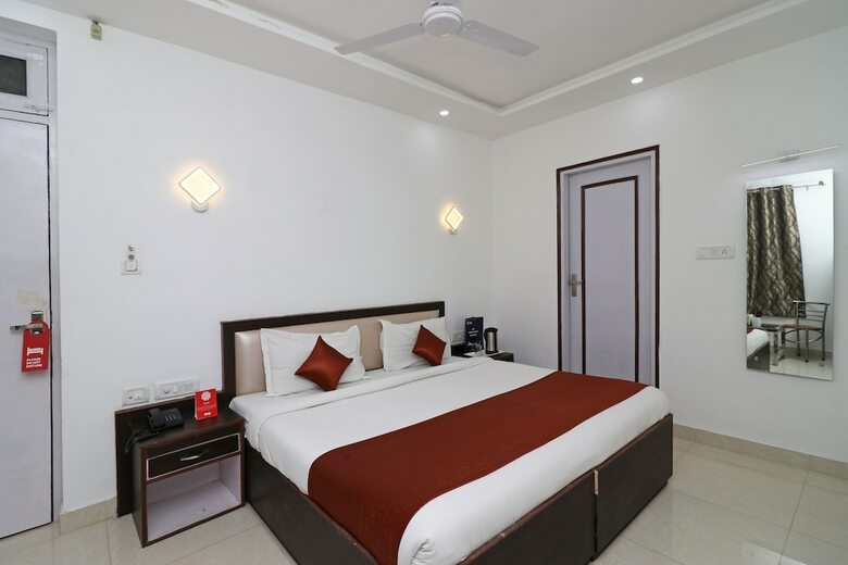 Oyo 11526 Hotel Apollo