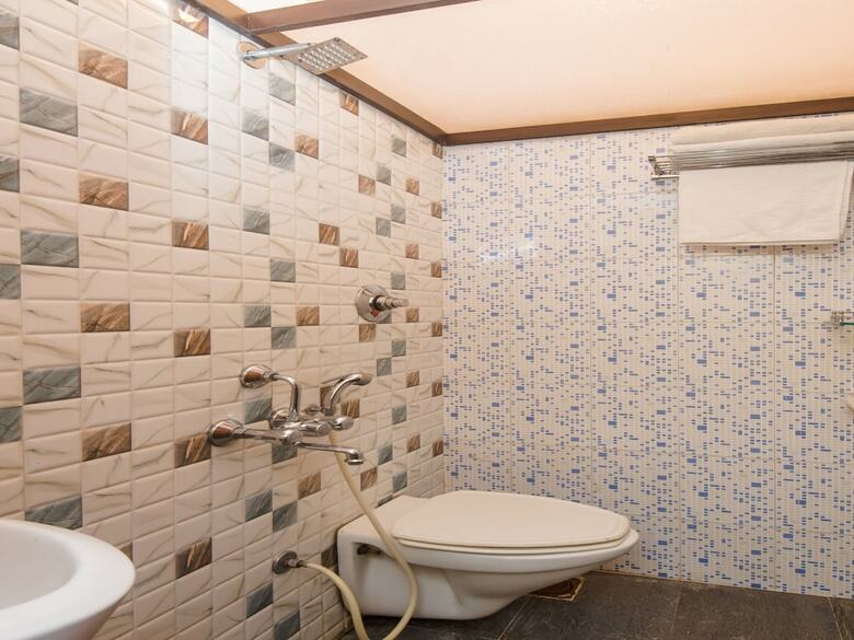 Oyo 11672 Hotel Shubham