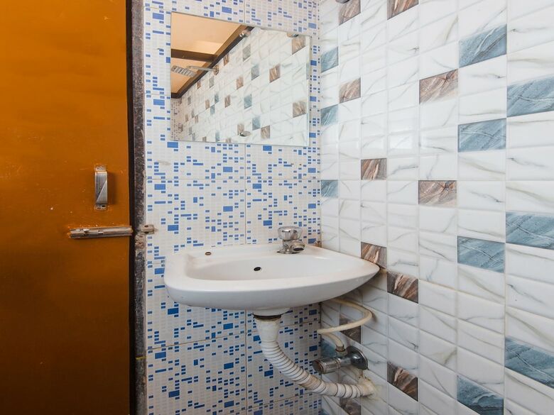 Oyo 11672 Hotel Shubham