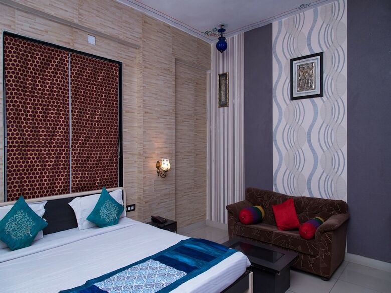 Oyo 11716 Hotel Everest