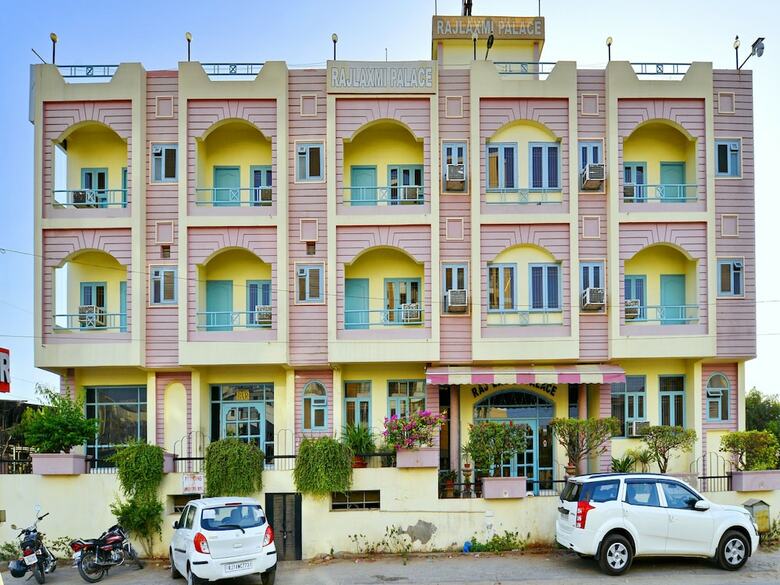 Oyo 11415 Hotel Raj Laxmi