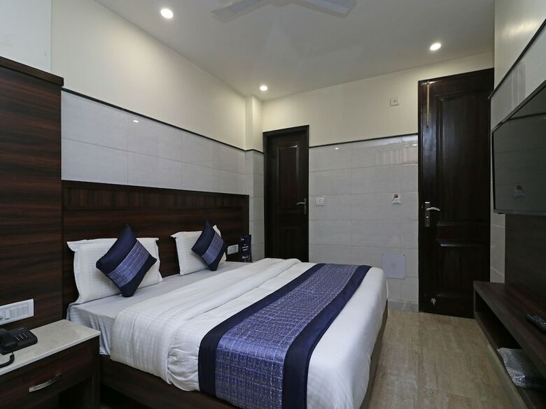 Oyo 11594 Hotel Tvs