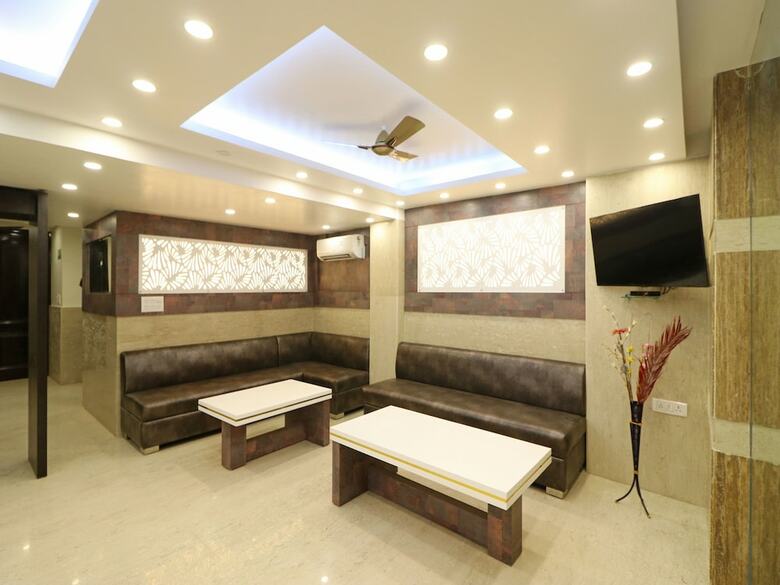 Oyo 11594 Hotel Tvs