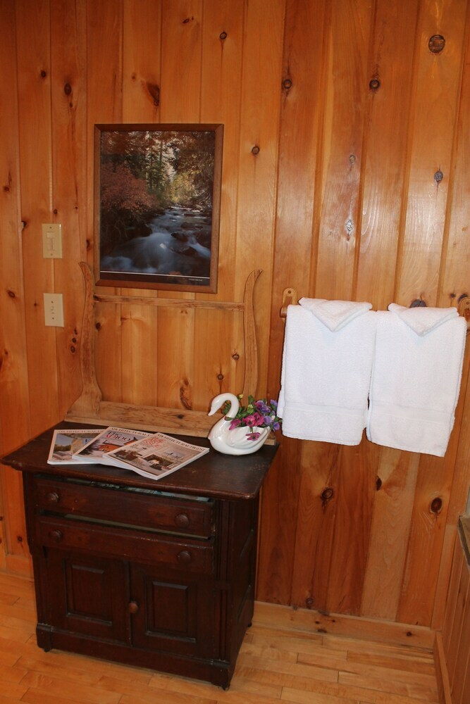 Riverside Log Cabins