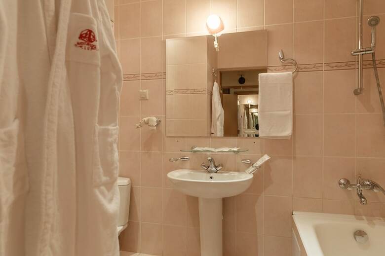 Alexander Club Hotel