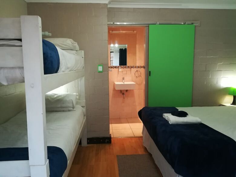 Hostal Saltycrax Backpackers And Adventures