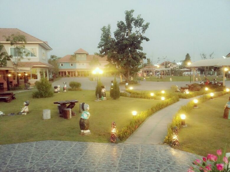 P Paradise Hotel