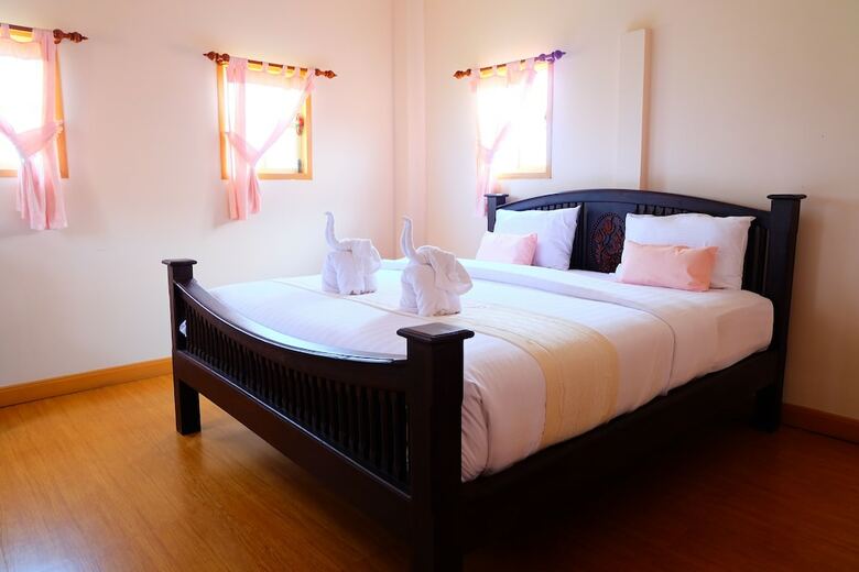 P Paradise Hotel