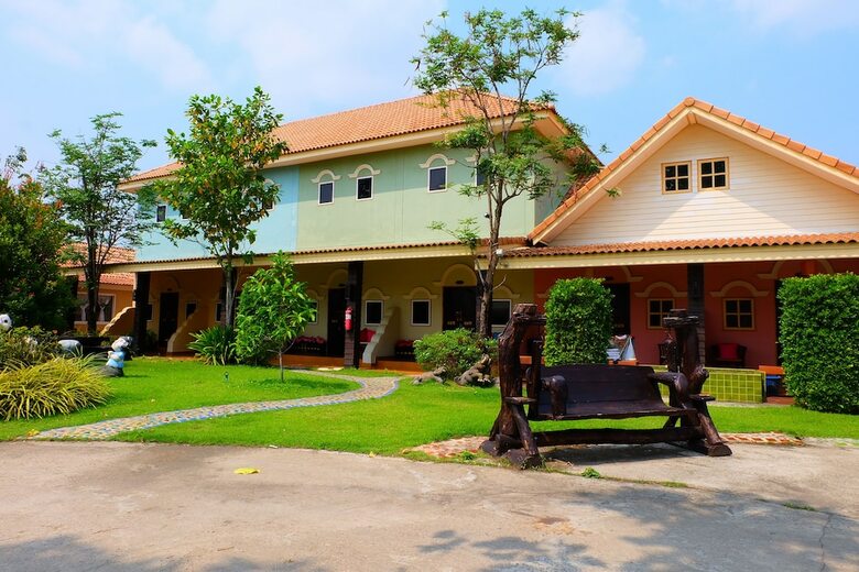 P Paradise Hotel
