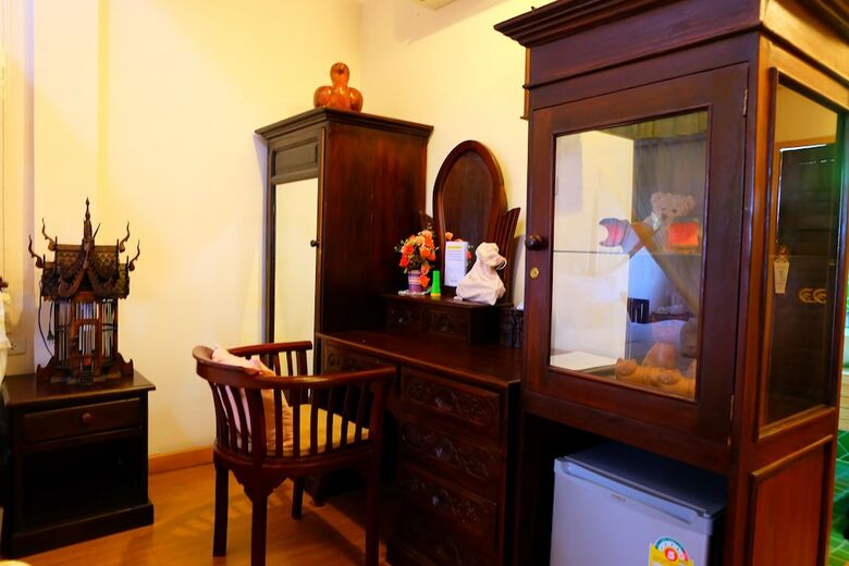 P Paradise Hotel