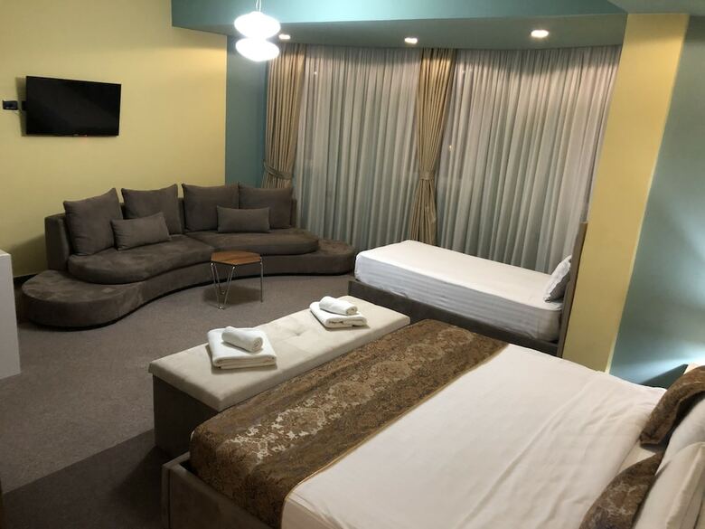 Hotel Deluxe