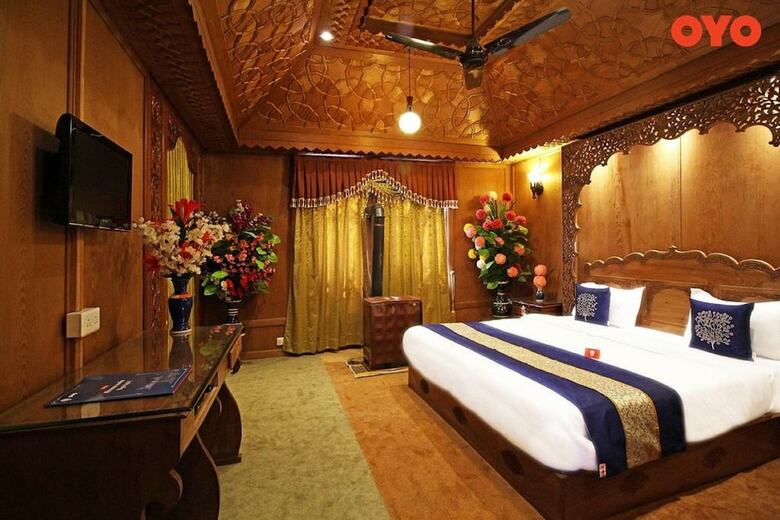 Shiraz Deluxe Houseboat