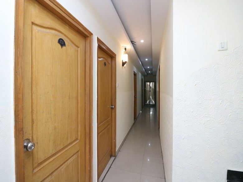 Oyo 9847 Hotel Blue Empire