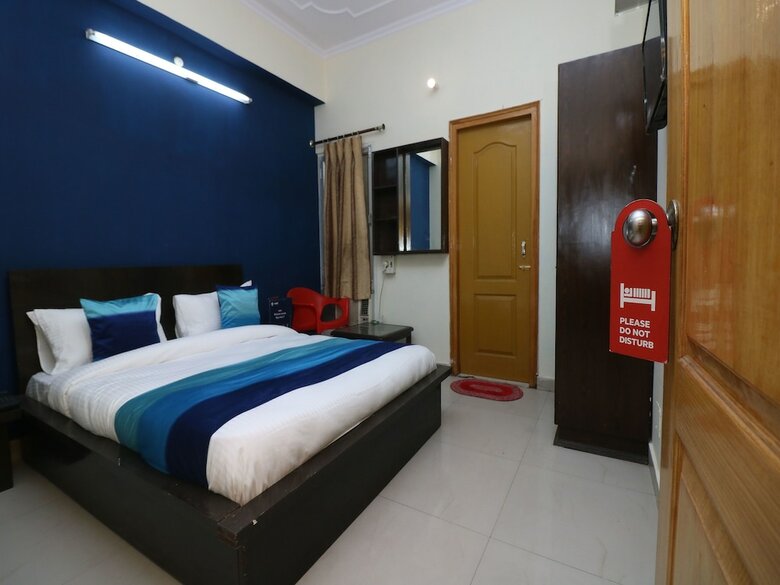 Oyo 9847 Hotel Blue Empire