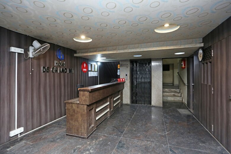 Oyo 10188 Hotel Ds Grand Inn