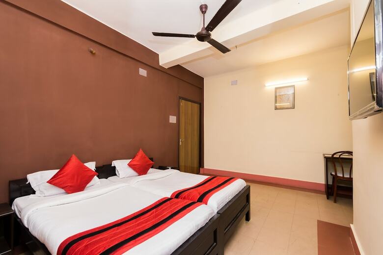 Oyo 7326 Hotel Penguin