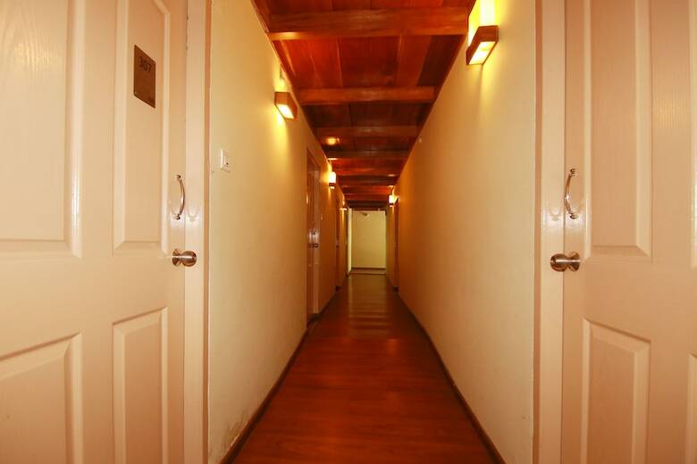 Oyo 2158 Hotel Sn